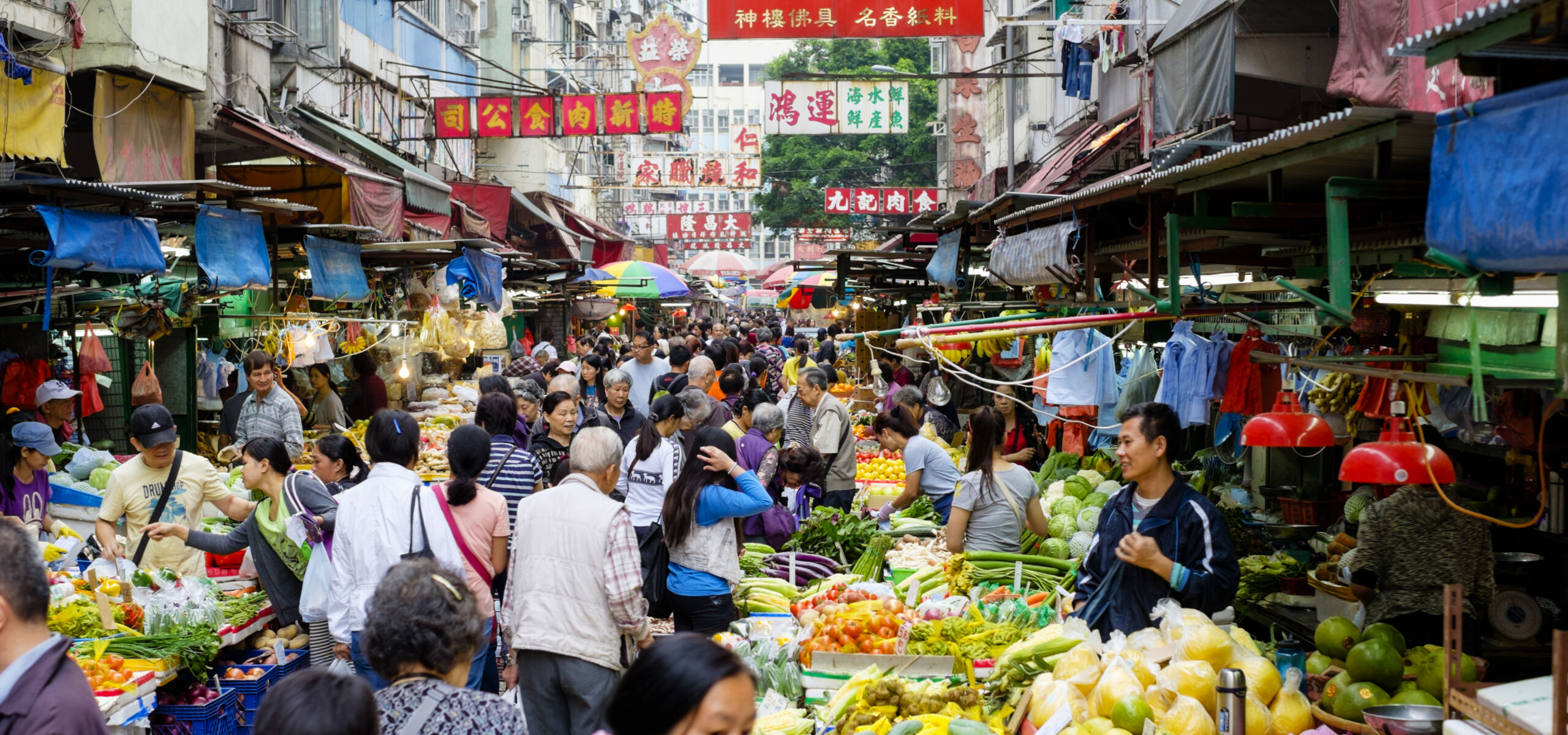 Ein belebter Straßenmarkt in Hong Kong, China. #daskannkunststoff #unsereerde