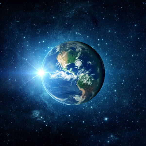Panoramasicht auf die Erde, Sonne, Sterne und Galaxie. Sonnenaufgang über dem Planeten Erde, Blick aus dem Weltall. #daskannkunststoff #unsereerde #saveourplanet