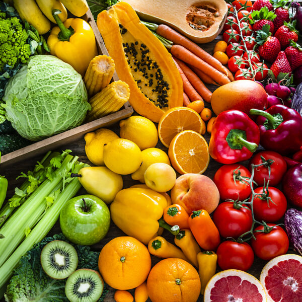 Große Auswahl an gesundem, frischem, regenbogenfarbenem Bio-Obst und -Gemüse. #daskannkunststoff #ökologisch #saveourplanet