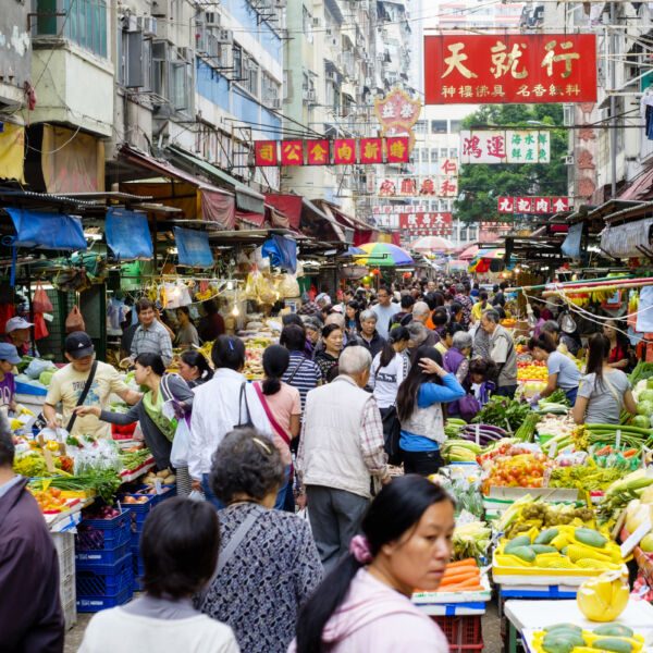 Ein belebter Straßenmarkt in Hong Kong, China. #daskannkunststoff #unsereerde