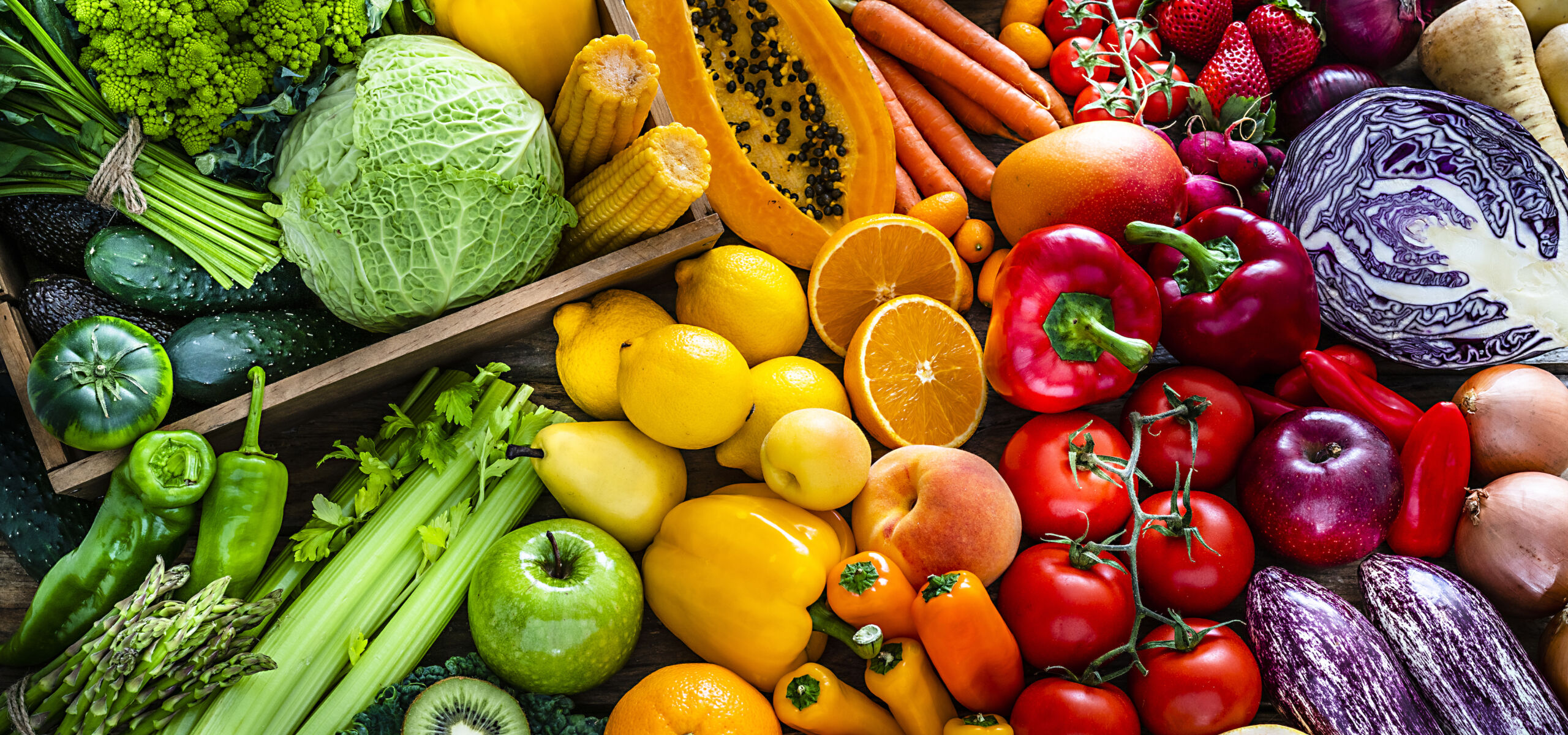 Große Auswahl an gesundem, frischem, regenbogenfarbenem Bio-Obst und -Gemüse. #daskannkunststoff #ökologisch #saveourplanet