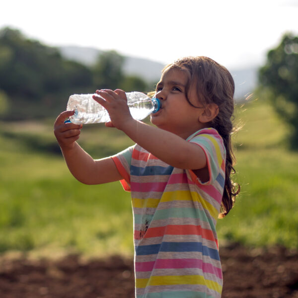 Ein Kind, das Wasser aus einer Kunststofflasche trinkt. #daskannkunststoff #saveourplanet #klimaschutz