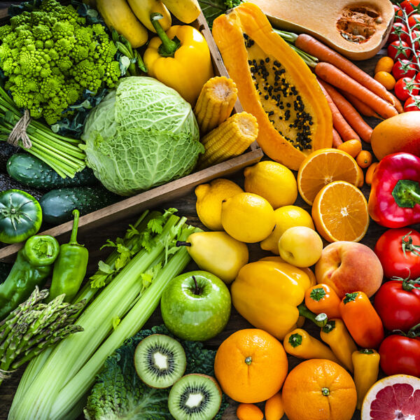 Große Auswahl an gesundem, frischem, regenbogenfarbenem Bio-Obst und -Gemüse. #daskannkunststoff #umweltfreundlich