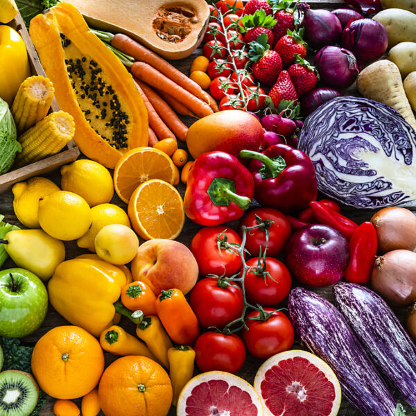 Große Auswahl an gesundem, frischem, regenbogenfarbenem Bio-Obst und -Gemüse. #daskannkunststoff  #umweltschutz #unsereerde