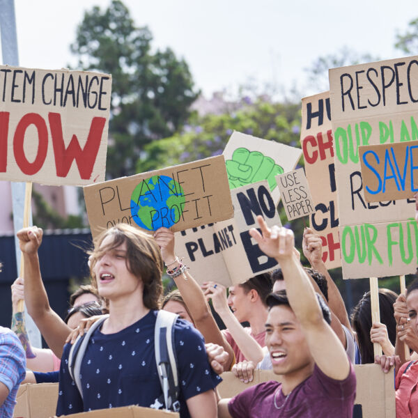 Junge Menschen, die mit hochhaltenden Schildern demonstrieren. #daskannkunststoff #fürdasklima #nachhaltigerleben #noplanetb